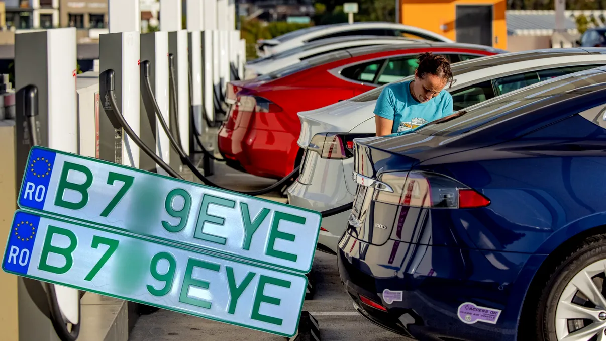 Plăcuțele de înmatriculare în 2026: ce este considerat „neconform” și când se reține talonul