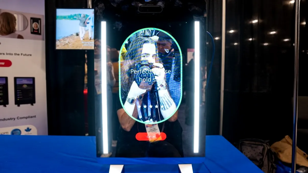 Oglinda smart de la CES 2026 care îți dă „scor de longevitate” și îți poate zdruncina încrederea în tine