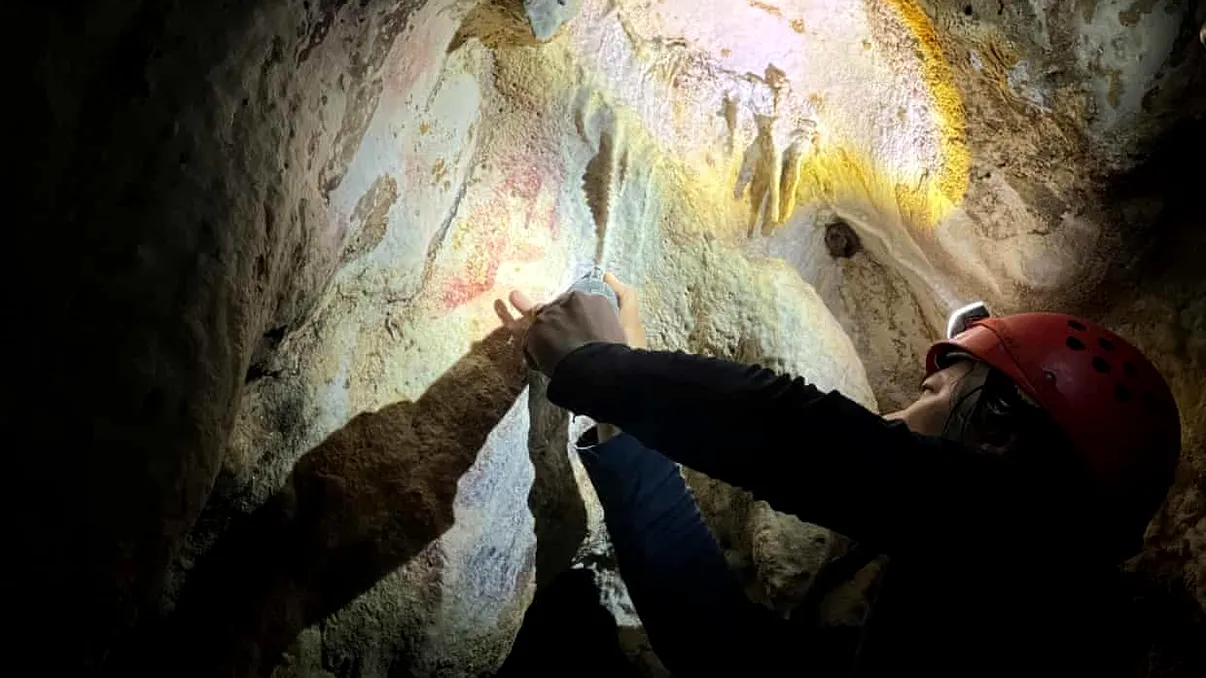 O palmă dintr-o peșteră indoneziană ar putea fi cea mai veche artă rupestră cunoscută