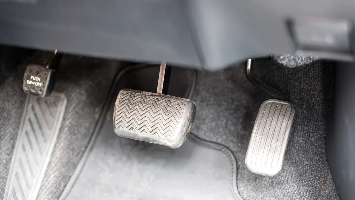 Pedală de frână moale: aer pe instalație, lichid vechi sau etriere, ce verifici imediat