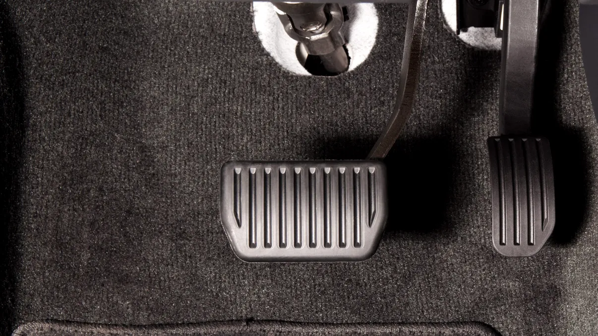 Pedală de frână care pulsează: discuri ovalizate sau ABS, cum faci diferența