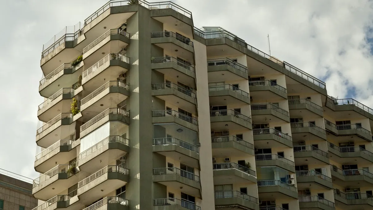 Perete ilegal construit de un vecin pe spaţiul comun în bloc. Ce poţi face din punct de vedere legal