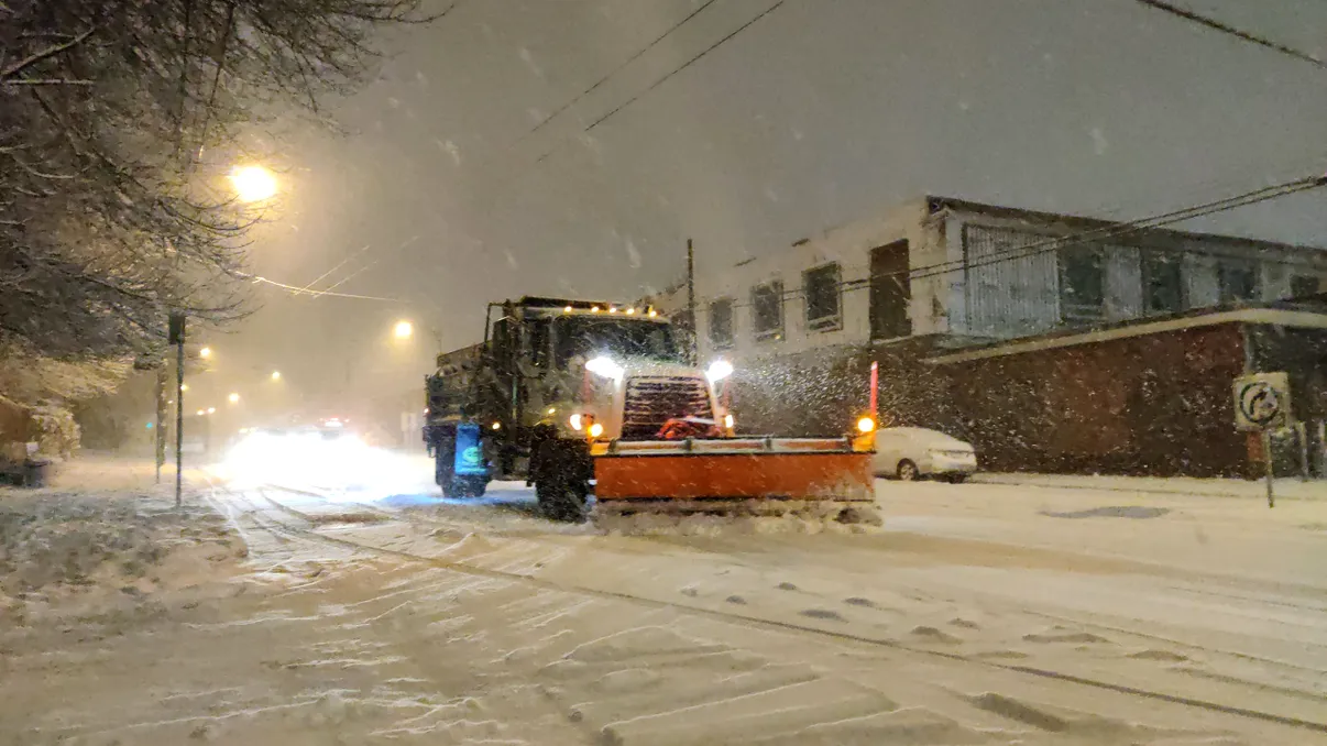 Cât de periculos este materialul antiderapant pentru caroseria mașinii - de ce să-ți protejezi autoturismul de depunerile albicioase