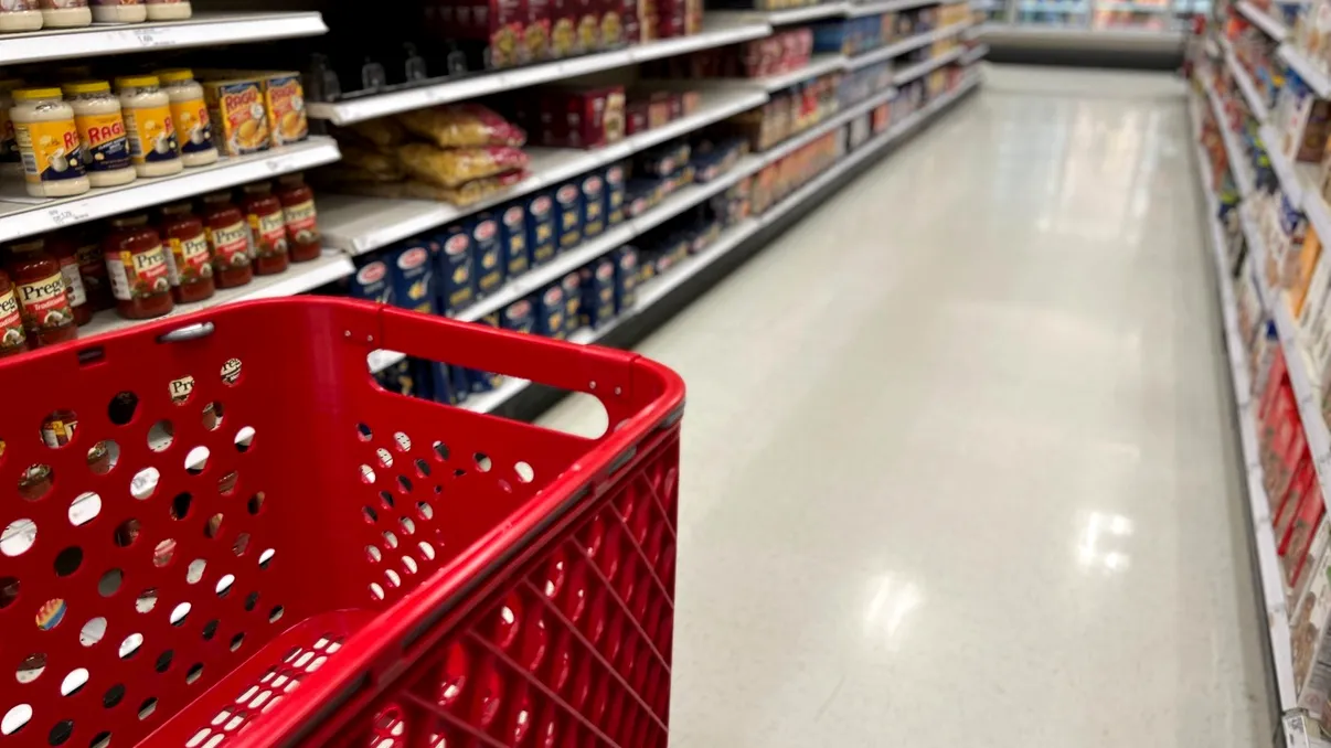 Cât costă alimentele de bază în New York în 2026: cât plătești pentru pâine, lapte, ouă sau carne de porc