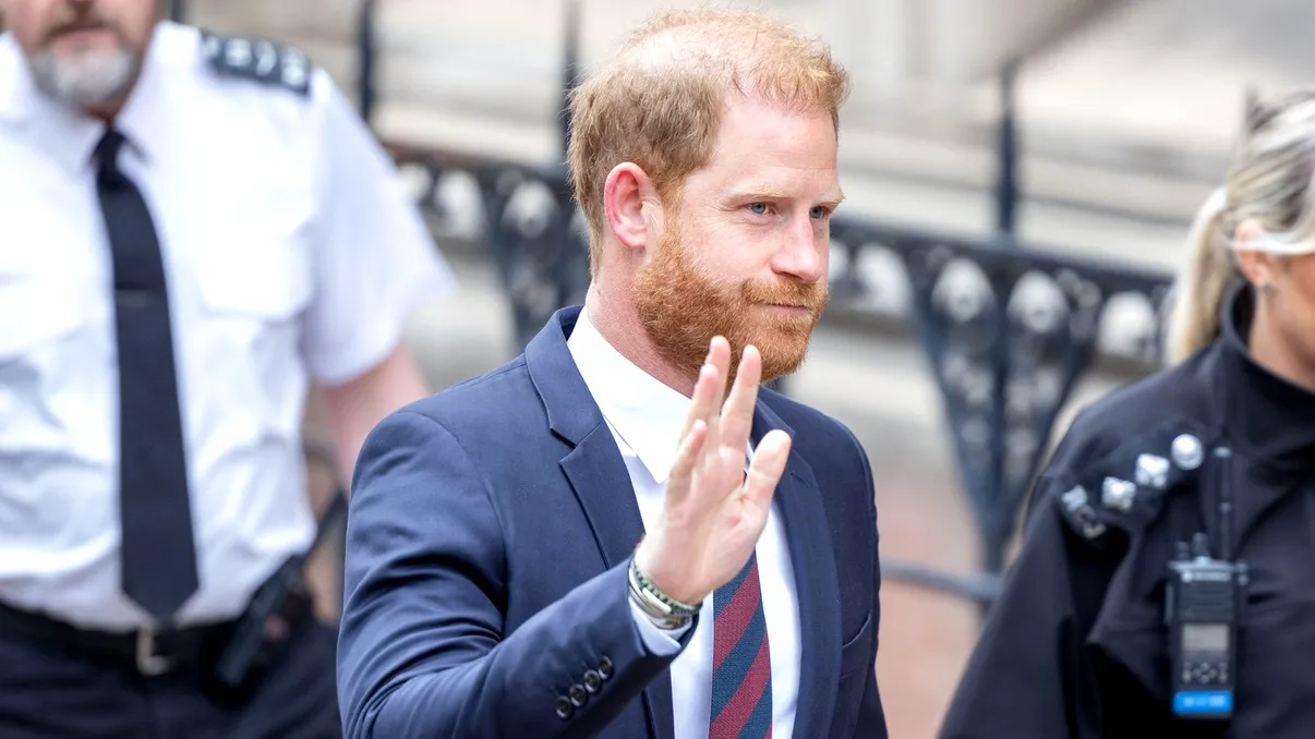 Prințul Harry se întoarce în Marea Britanie pentru un nou proces. Fiul regelui Charles dă în judecată presa tabloidă