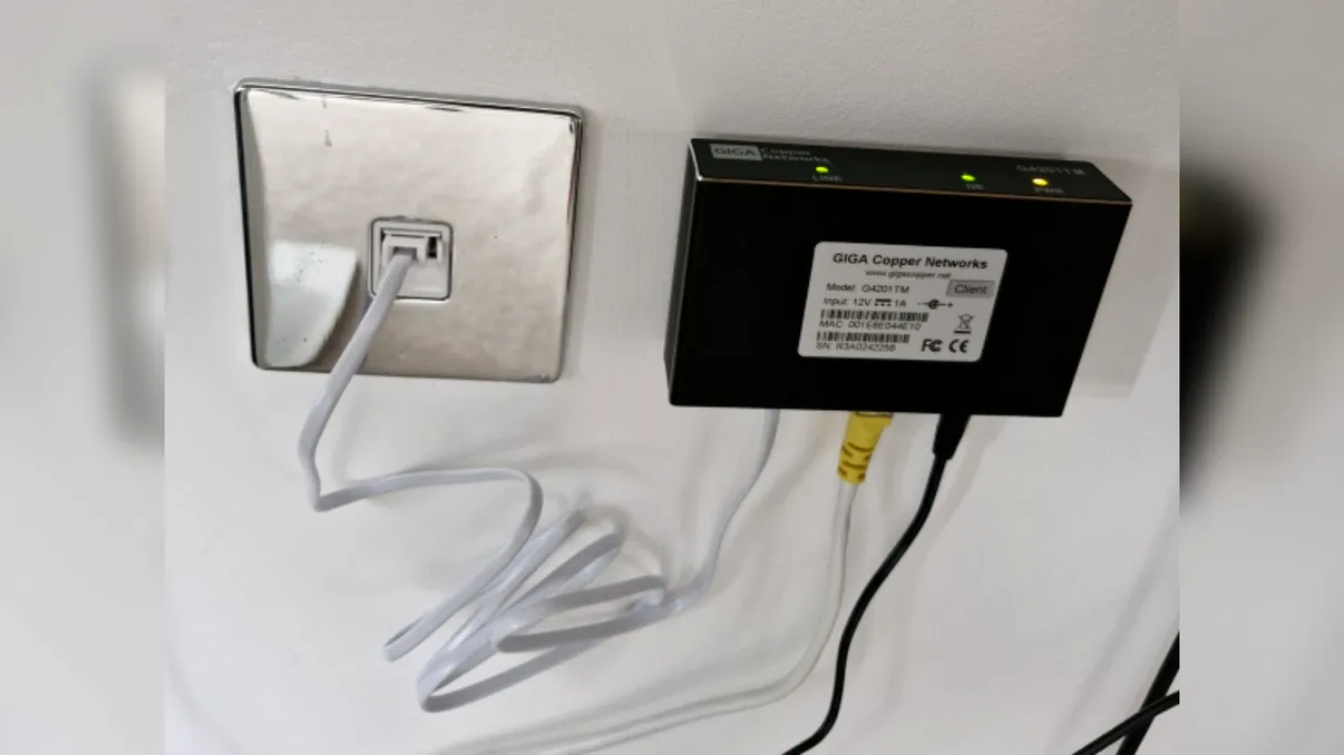 Gigabit pe firele de telefon: experimentul care îți arată că rețeaua din pereți nu e pierdută