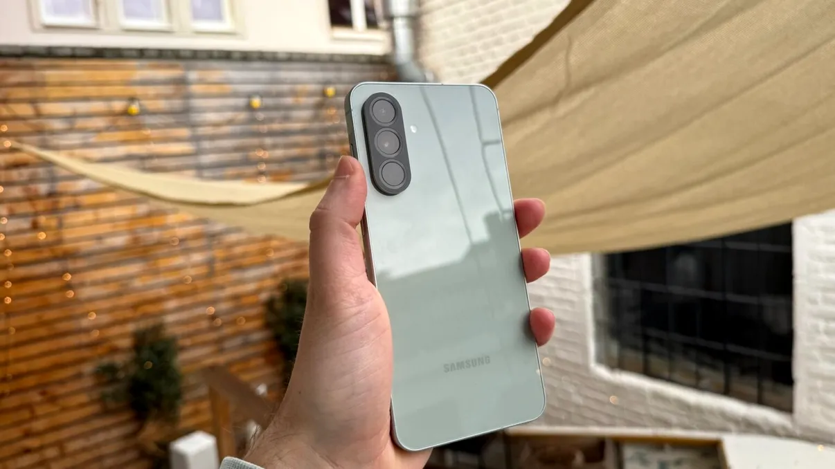 Galaxy A57 vs Galaxy A56: ce aduce nou Samsung în gama mid-range în 2026