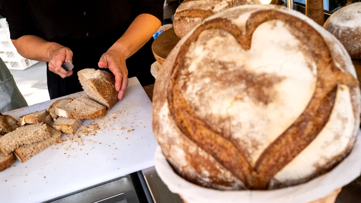 Pâinea de pe mesele românilor și sarea în exces. Ministerul Sănătății monitorizează, dar nu reglementează, iar nutriționiștii avertizează: „În timp, poate crea mai multe dezechilibre”. EXCLUSIV