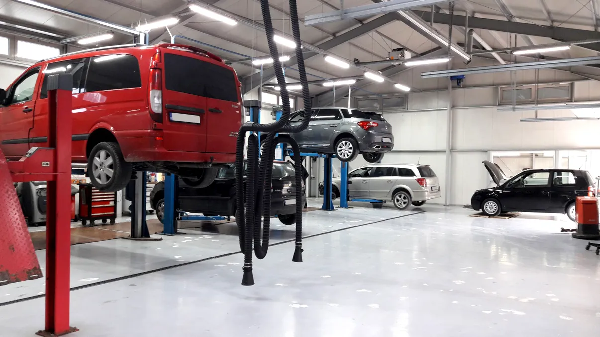 Lichid de servodirecție scăzut: unde se scurge cel mai des și cum recunoști urmele