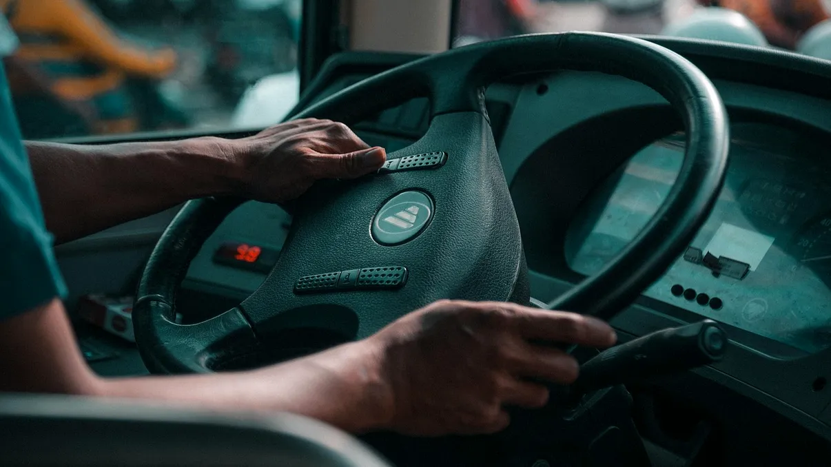 Cât câștigă un șofer de autobuz în România: salariu, bonusuri și condiții de angajare