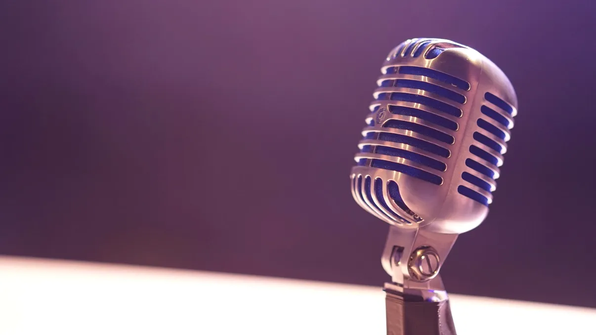 Audio hibrid: de ce radioul rezistă în era algoritmilor