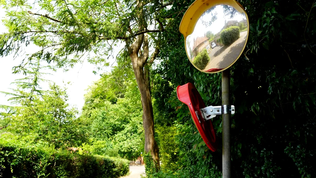 Accidente în lanț într-un oraș după ce o femeie a mutat o oglindă rutieră pentru a-și „proteja energia” feng shui