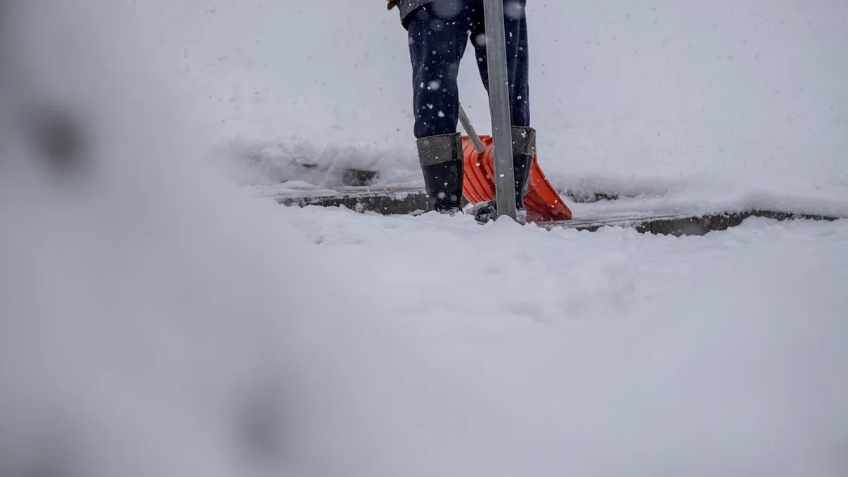 Amenzi usturătoare pentru românii care nu curăță zăpada. Cât riști să plătești în 2026
