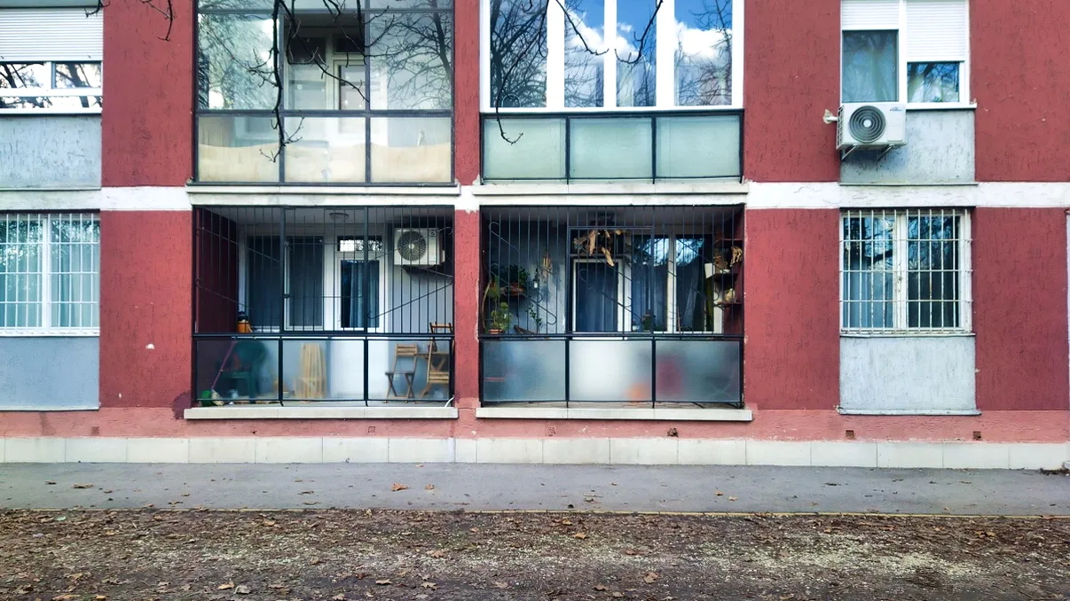 Autorizație pentru închiderea balconului la bloc. Ce prevede legea pentru etajele superioare