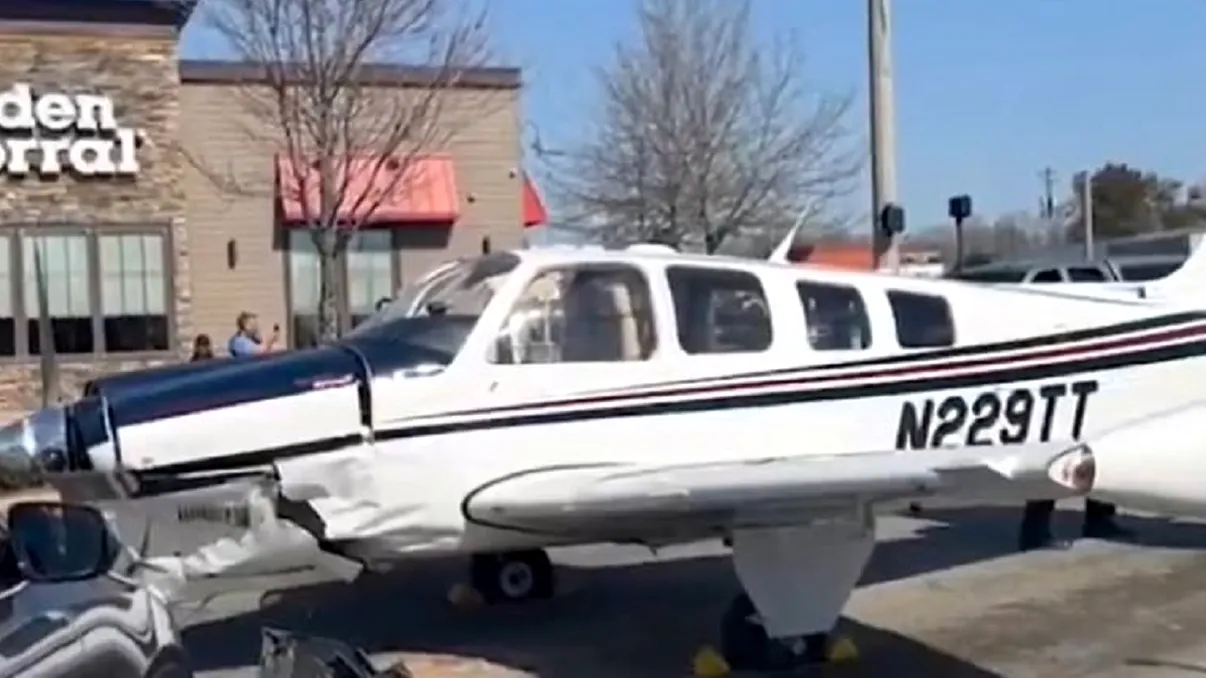 Avion de mici dimensiuni prăbușit într-o intersecție intens circulată din SUA