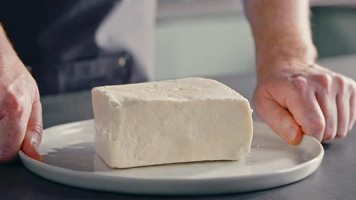 Bărbat de 67 de ani din Brăila, mort după ce a mâncat brânză. Medicii au confirmat o infecție gravă, ce poate fi confundată cu o răceală