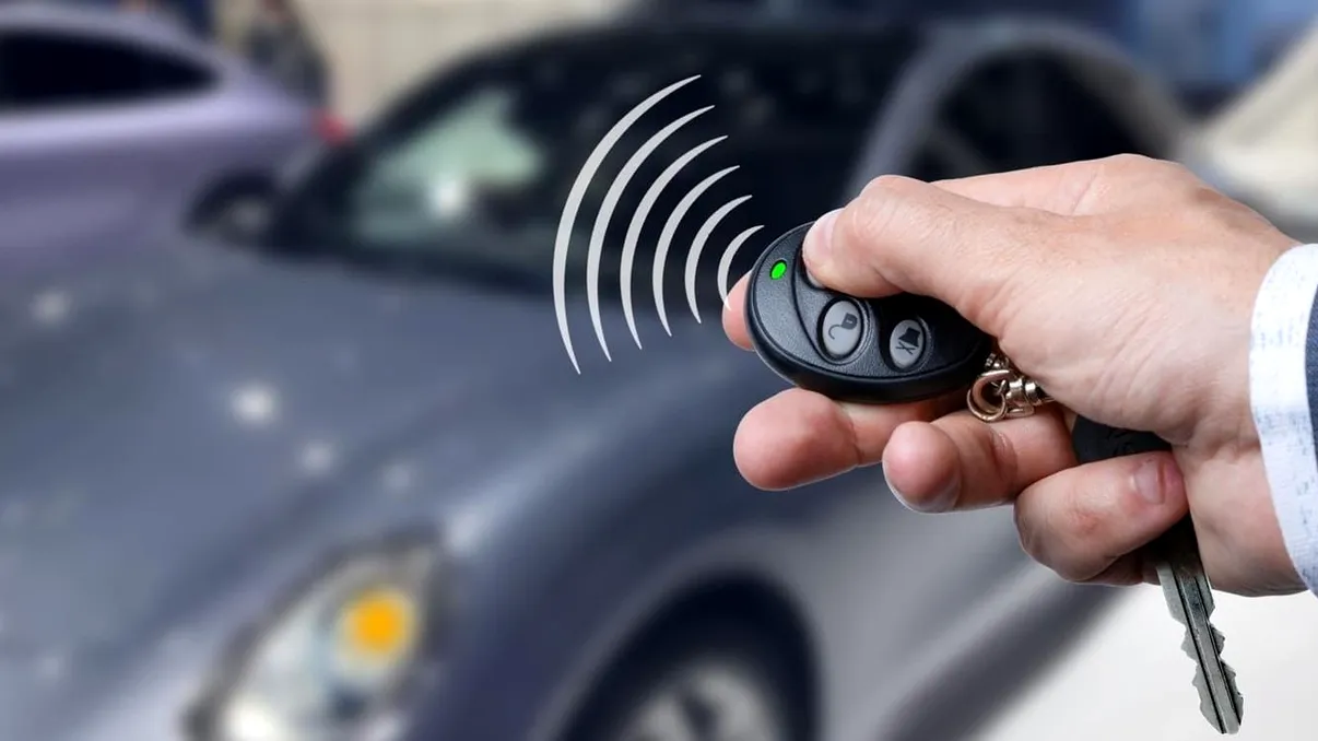 Alarmă care pornește singură: senzori volumetrici, baterie slabă, contacte uși, ce verifici