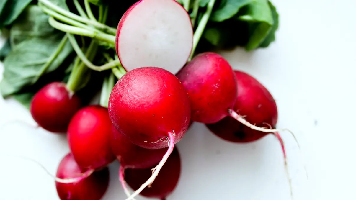 Cât a ajuns să coste o legătură de ridichi în piețele din România. Și salata verde s-a scumpit