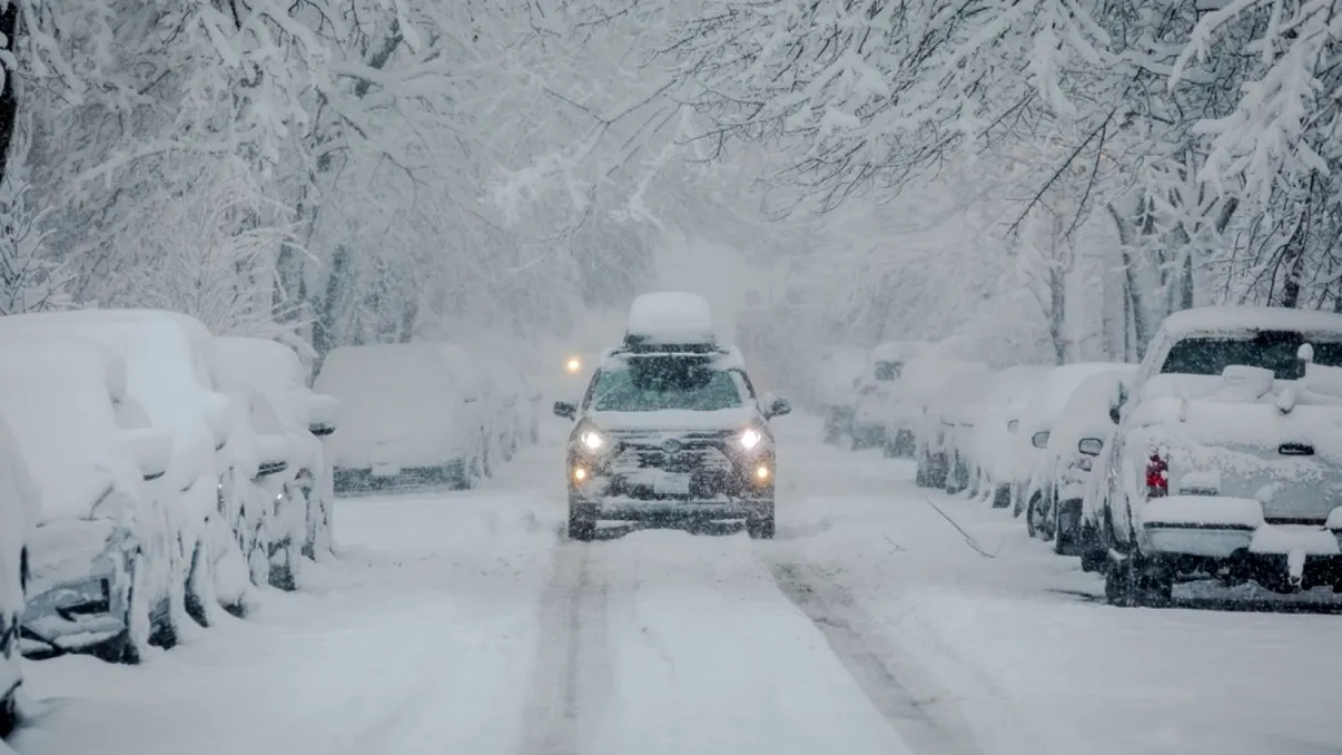 Cât mai ninge: codurile galben și portocaliu de viscol, prelungite. Unde se depune zăpadă de 50 cm