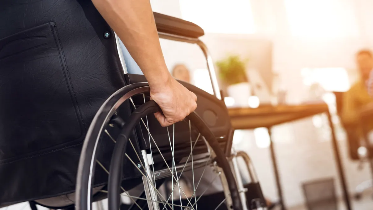 Ce ajutoare primesc persoanele cu dizabilități și ce taxe noi plătesc de la 1 ianuarie 2026