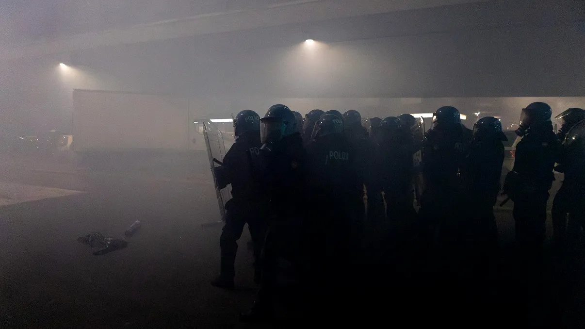 Ciocniri violente la Milano, din cauza agenților ICE. Protestatarii au încercat să intre în Satul Olimpic, poliția a intervenit cu tunuri cu apă