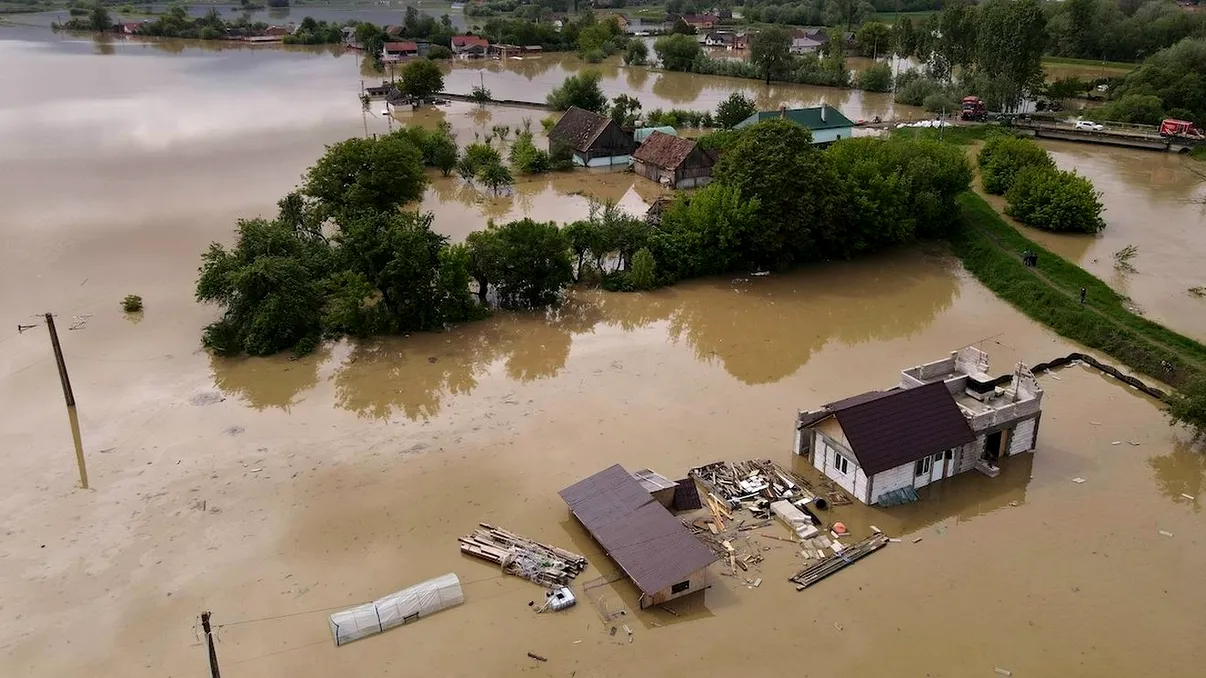 Cod galben de inundații emis pentru 16 județe. Avertizare hidrologică în vigoare