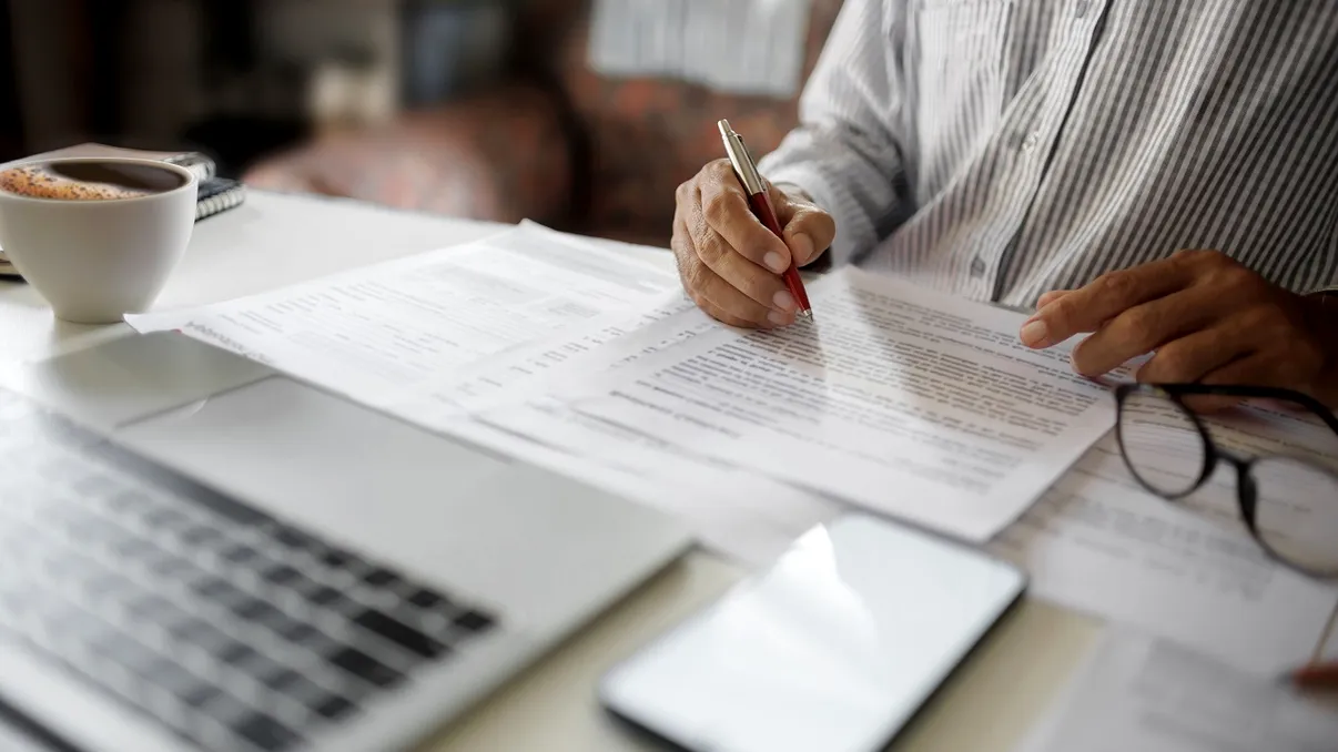 Soluţia găsită de angajatori ca să mai reducă din costuri. Sumele scad semnificativ pentru fiecare salariat
