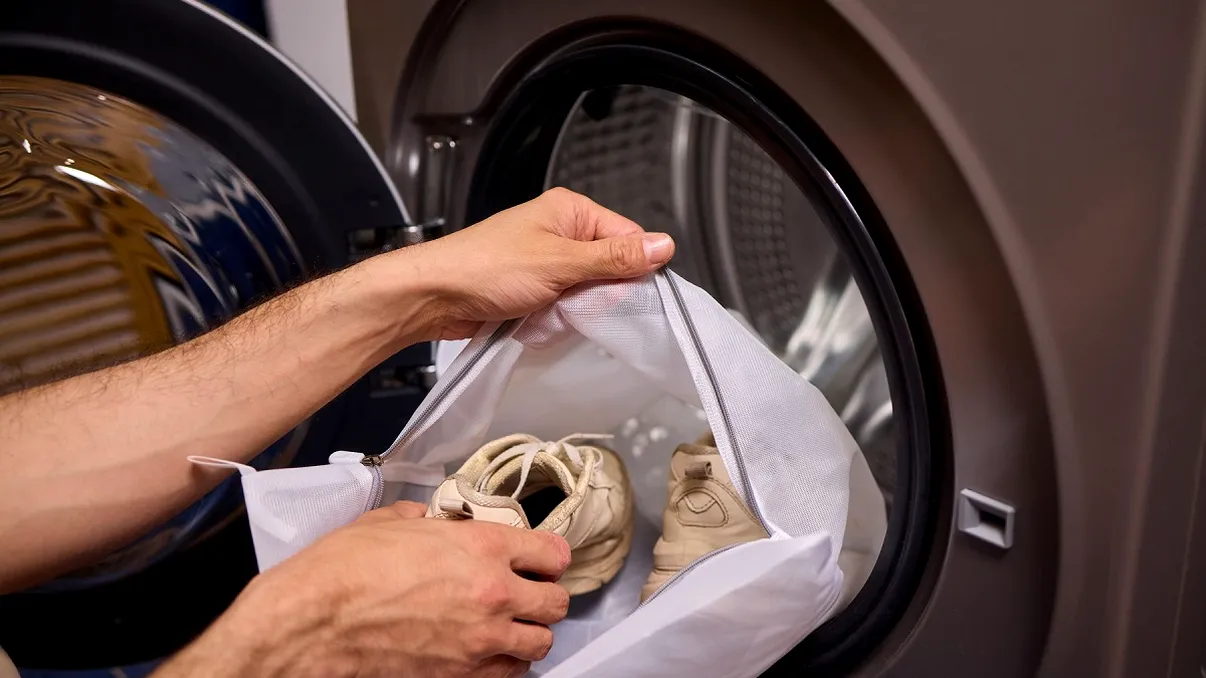 Cum să îți cureți adidașii în mașina de spălat fără să se deterioreze: setările corecte. Ce să nu pui niciodată