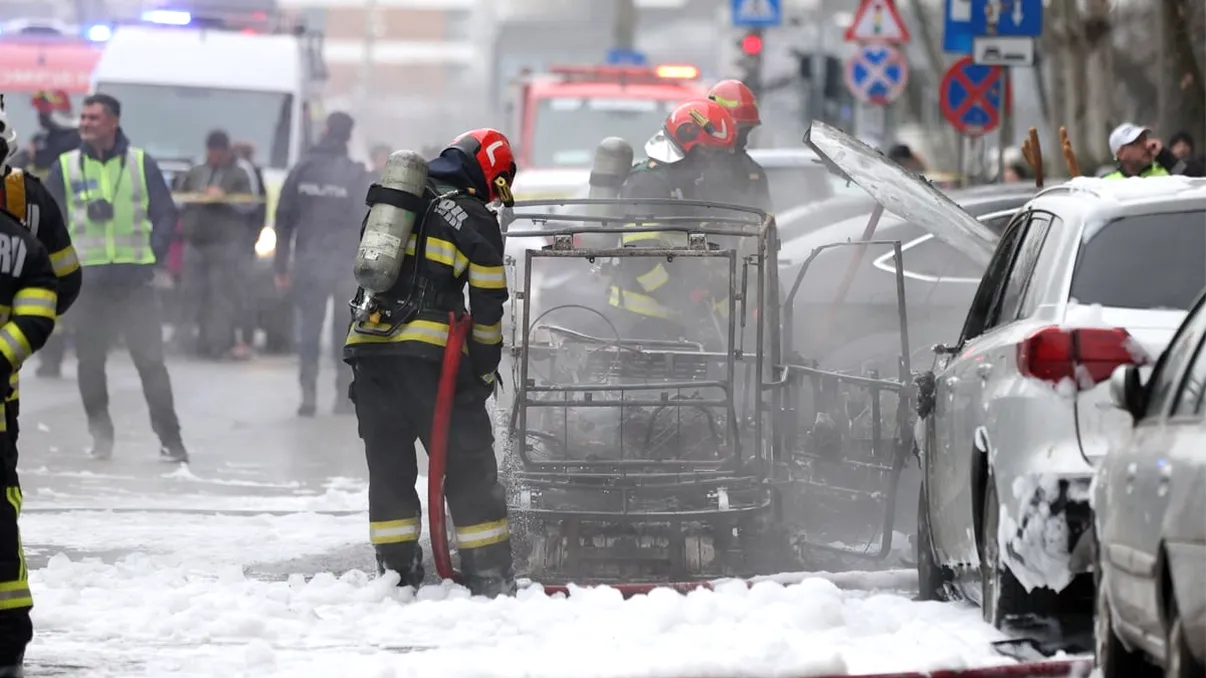 Cum se putea salva femeia prinsă în mașina electrică în flăcări, în Sectorul 6. Titi Aur a explicat ce trebuia făcut