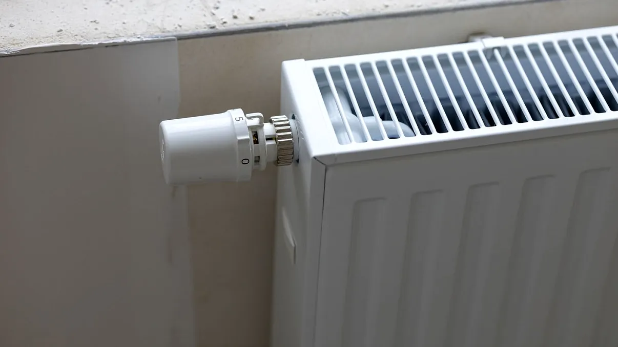 Curăță caloriferul cu un obiect banal din casă și vei vedea cum încălzește de două ori mai repede