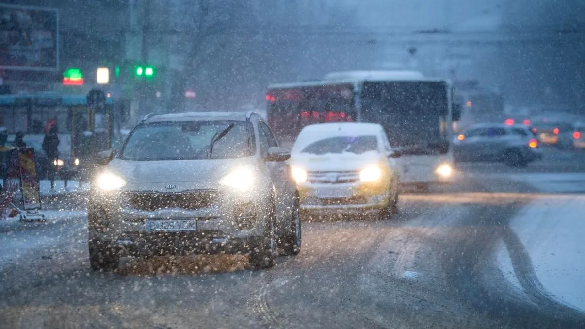 Doi cicloni activi aduc ninsori și temperaturi scăzute în România, după zile neobișnuit de calde. Ce anunță meteorologii