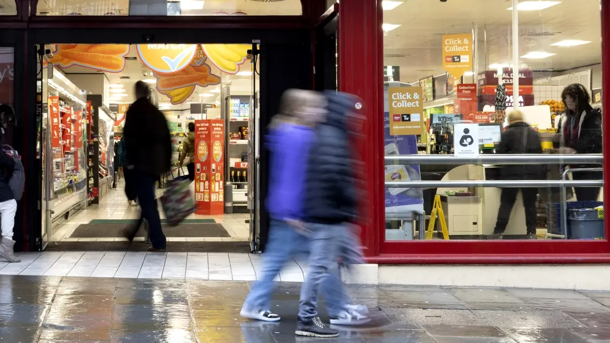 Un bărbat aflat la cumpărături, scos afară din magazin „ca un hoț” și umilit în public, după ce recunoașterea facială AI l-a catalogat greșit drept infractor în UK