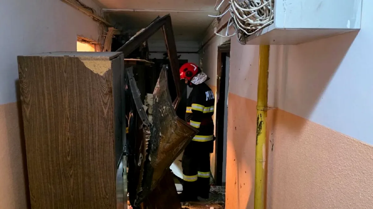 Explozie într-o garsonieră din Chitila: doi răniți și zeci de locatari evacuați dintr-un bloc