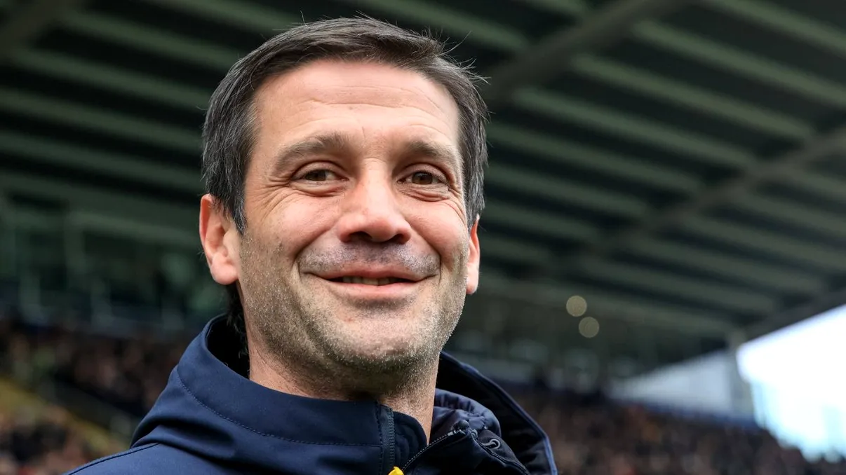 Imagini cu Cristi Chivu în timp ce duce torţa olimpică la Milano