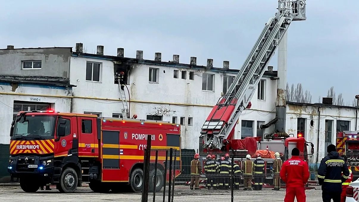 Incendiu la o hală de mase plastice în Ploiești: 15 persoane evacuate