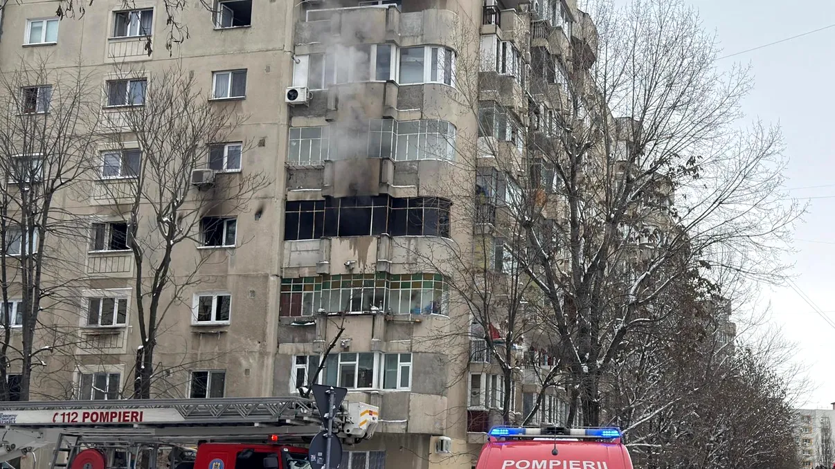 Incendiu puternic într-un apartament din Sectorul 5. O persoană a fost evacuată cu arsuri. Intervin mai multe echipaje de pompieri