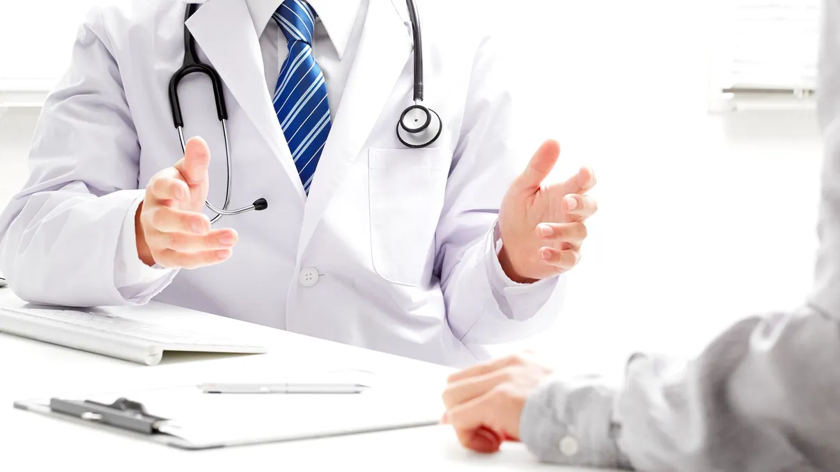 Medicii care lucrează la privat în timpul programului la stat riscă concedierea. Ministrul anunță modificarea legii