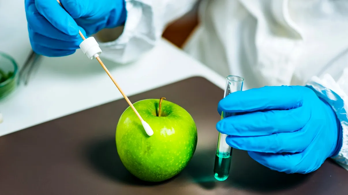 Merele din comerţ, pline de pesticide, spun specialiştii. 