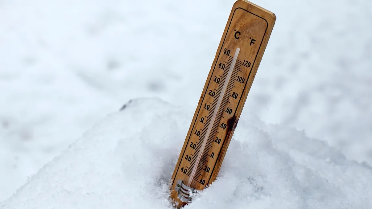 Ninsori, polei și vânt puternic în următoarele zile. Temperaturile scad până la -15 grade, anunță meteorologii