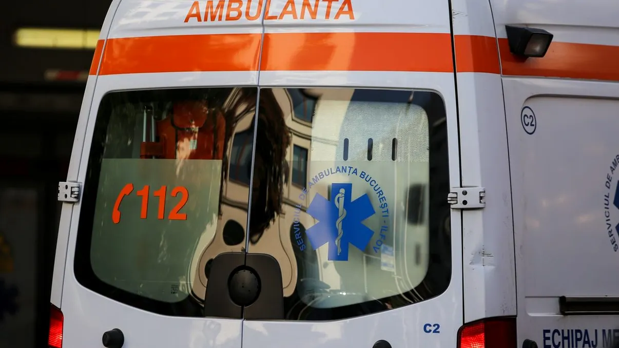 O tânără de 16 ani din București, electrocutată după ce a călcat într-o baltă în care erau căzute fire electrice