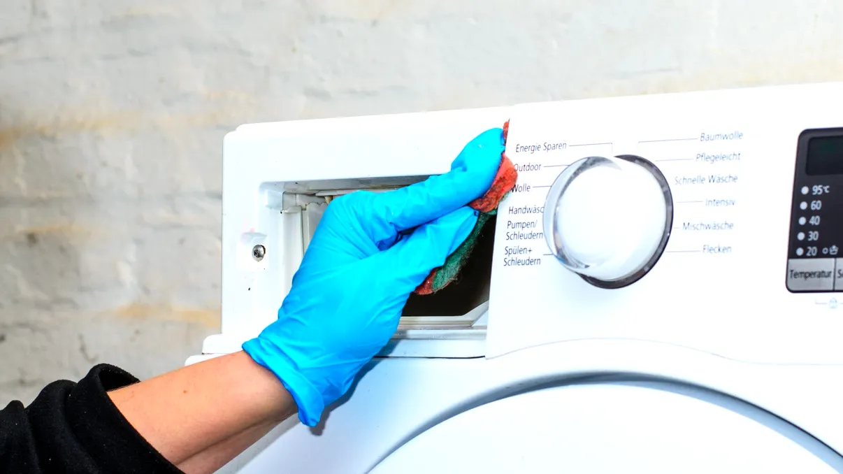 Piesa din mașina de spălat pe care trebuie să o cureți lunar. Așa scapi de mirosul neplăcut din haine și de depunerile de detergent și balsam