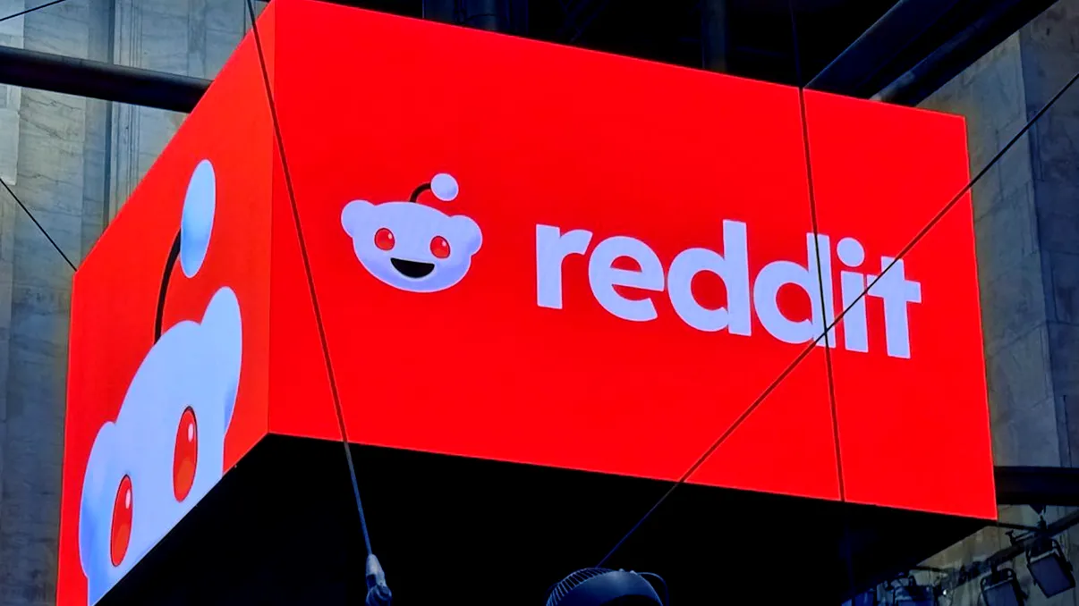 Oamenii caută tot mai mult experiențe reale pe internet. Reddit crește, dar ce e popular nu e mereu adevărat