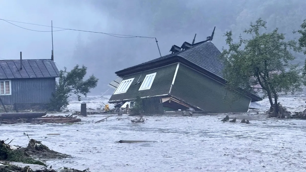 Risc de inundaţii pe mai multe râuri din ţară. A fost emis cod portocaliu până vineri la prânz