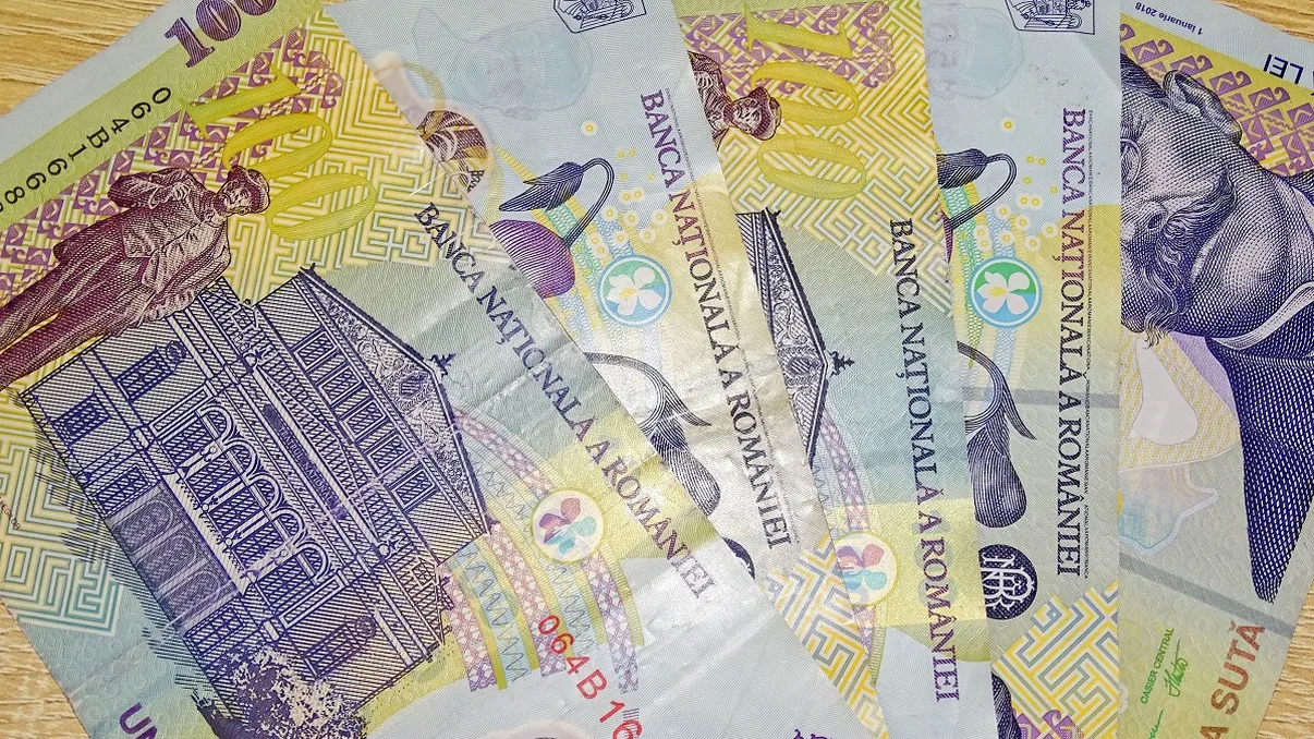 Românii și-ar putea plăti taxele în rate. Soluția propusă de bănci pe fondul creșterii impozitelor și facturilor