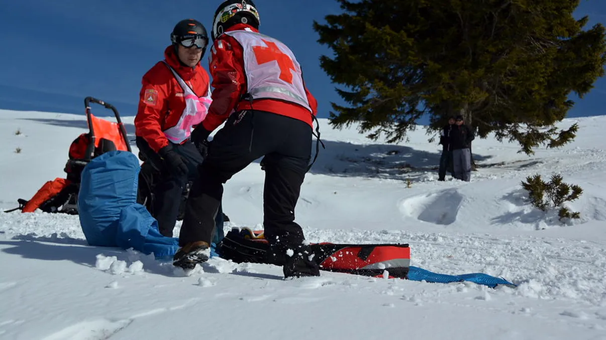 Deși muntele este o atracție constantă pentru turiști în România, Salvamontul are 80% deficit de personal. Care sunt avantajele, dezavantajele și riscurile acestei meserii EXCLUSIV