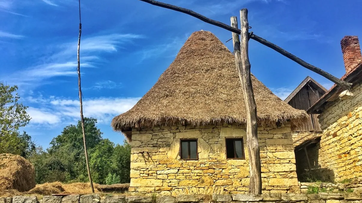 Satul din România care seamănă cu celebrul Alberobello din Italia. Casele din piatră atrag turiștii