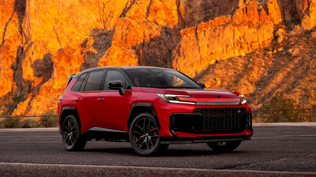 Noua Toyota RAV4 plug-in hibrid merge 150 de kilometri pe electric. Ar putea fi mașina ideală pentru economie la oraș