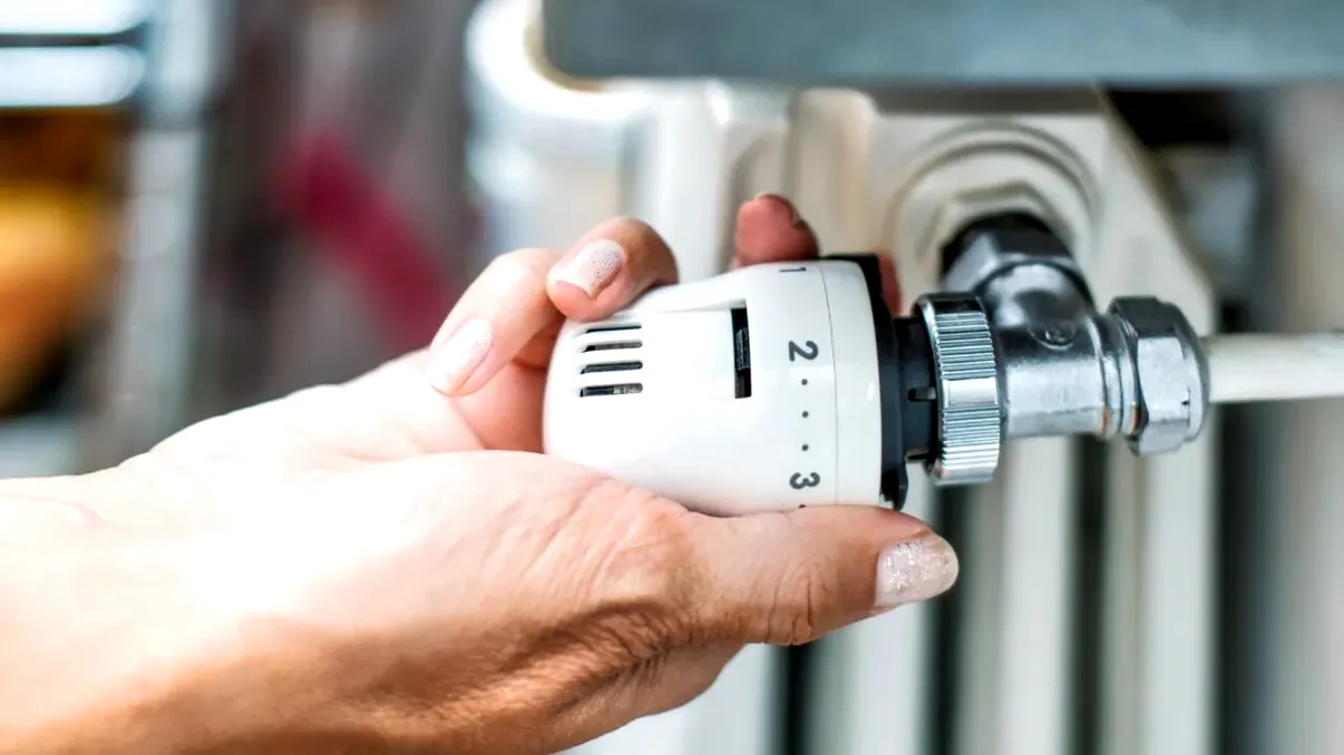 Treapta la care este bine să laşi încălzirea pornită pentru a economisi bani la facturi. Sfaturile specialiştilor