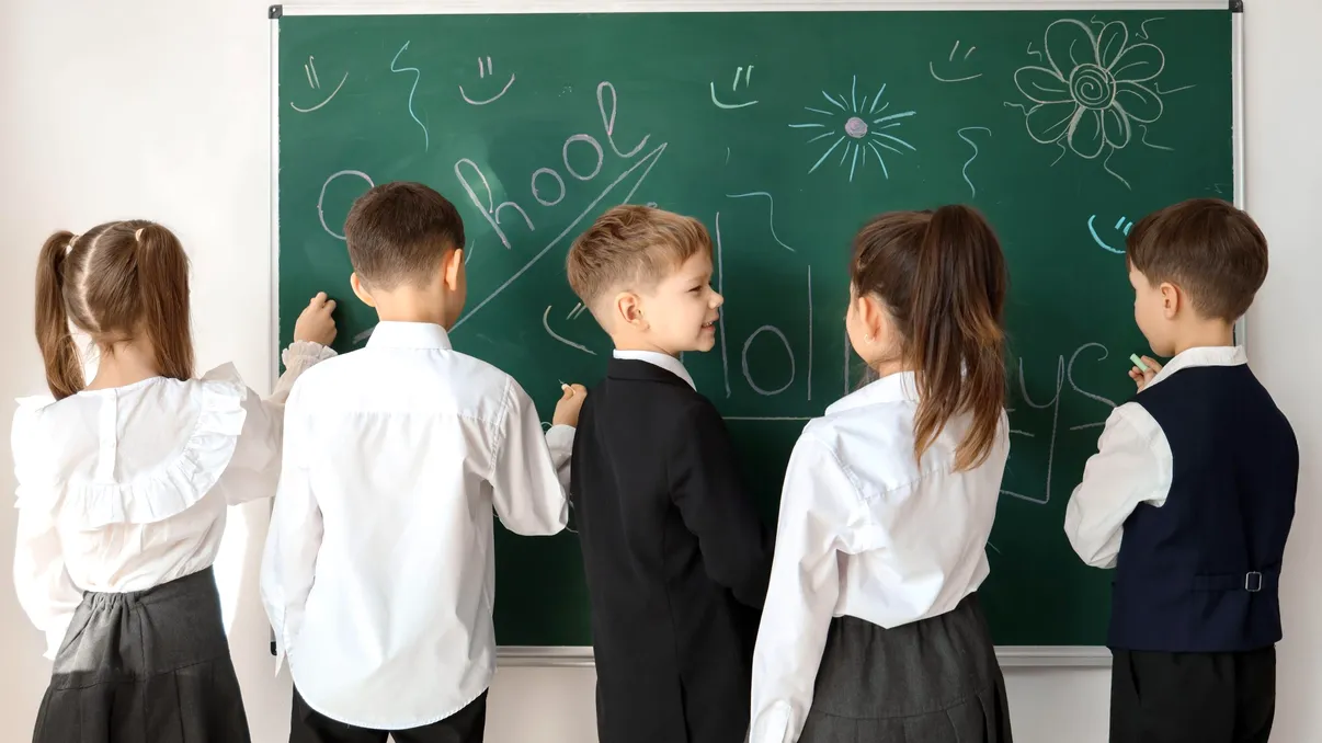 Zile libere legale pentru elevi în 2026-2027. Când stau copiii acasă anul viitor