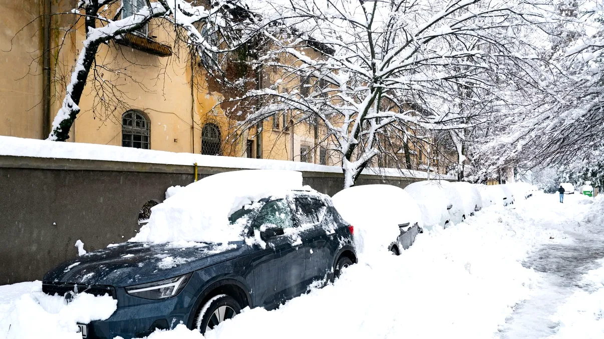 Amenzi pentru cei care nu curăță zăpada din fața curții sau din jurul blocului. Ce sancțiuni riști în România